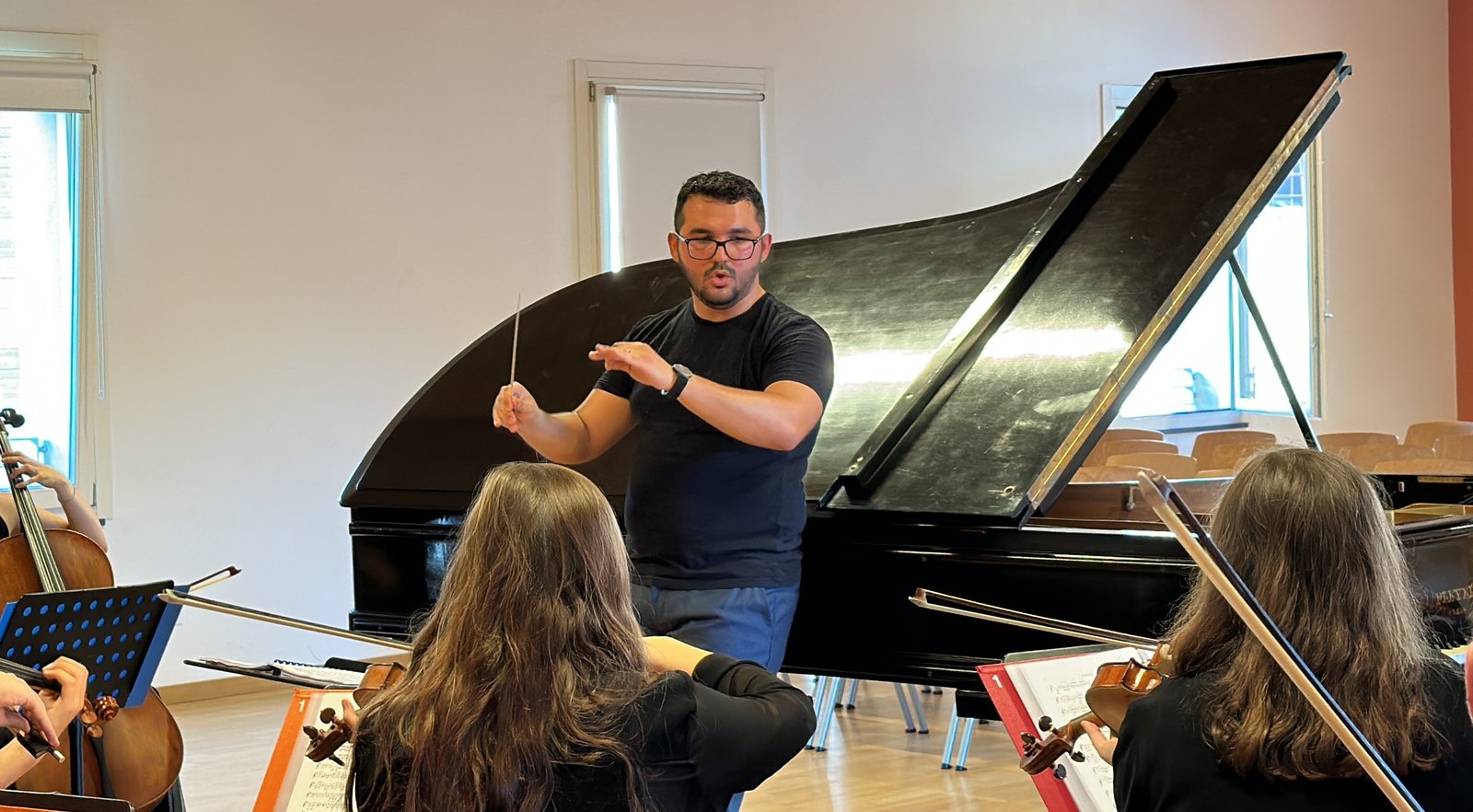 Daniel López Piepoli conducting orchestra